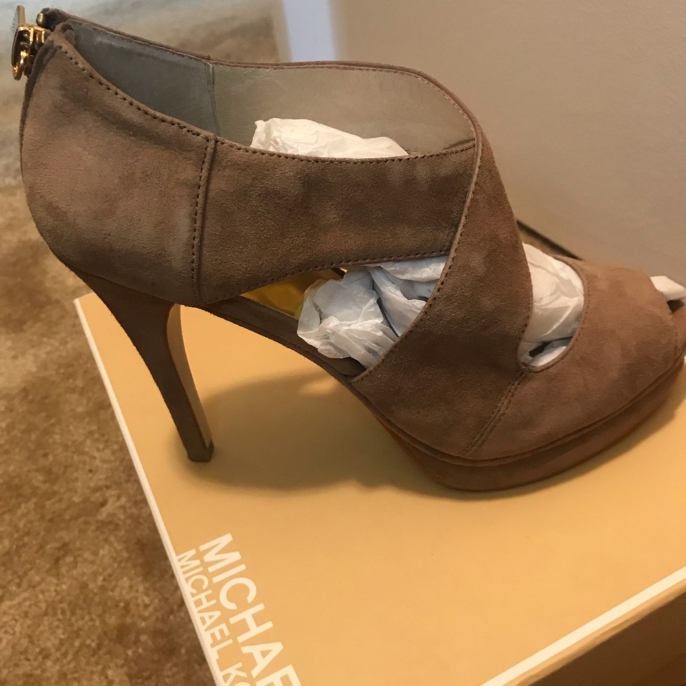 Michael Kors Elena Cross Strap - Dune - Size 8M